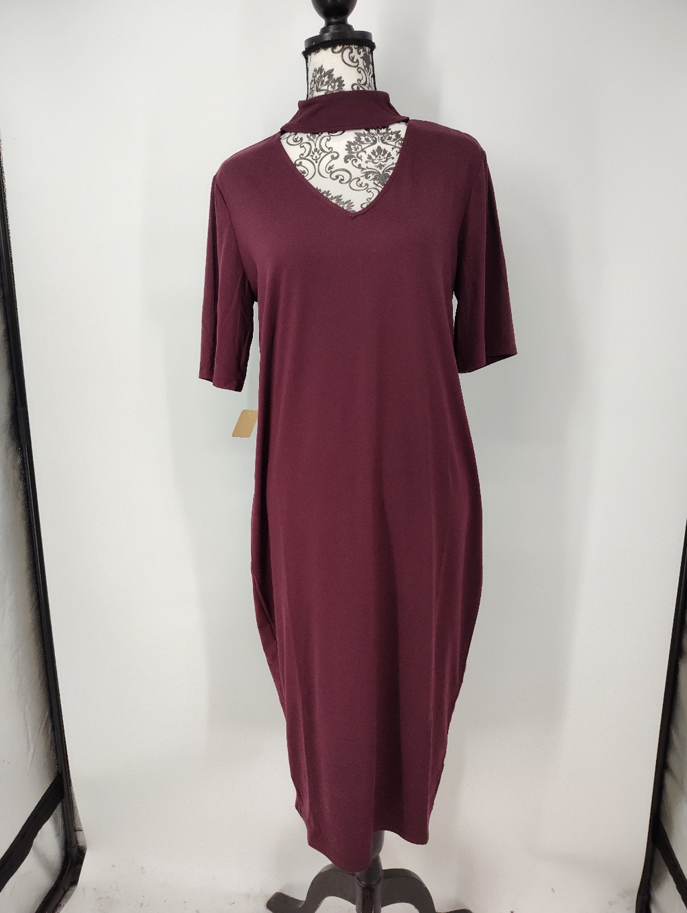G.I.L.I. Choker V-Neck Short Sleeve Midi Dress in Maroon Women's Medium